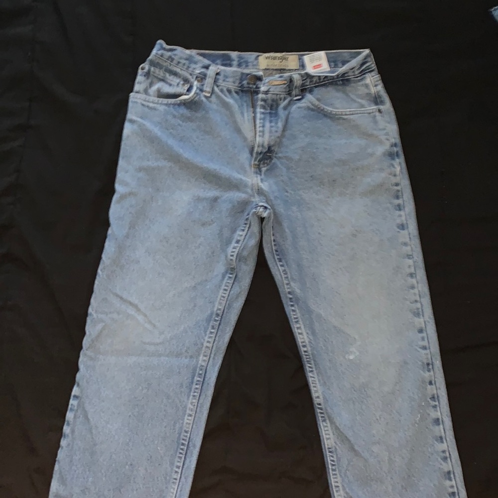 Wrangler authentic baggy/straight jeans that’s in a size 32 X 30